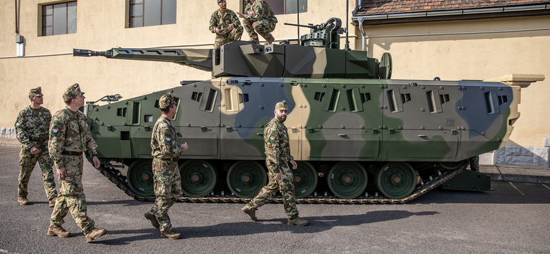 Vasárnap a Hősök terén bárki megnézheti a honvédség új tankjait