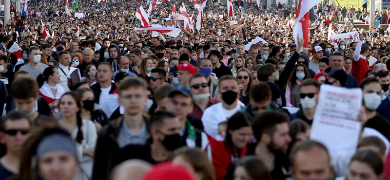 Újabb óriástüntetést tartottak Fehéroroszországban, Lukasenka fia már Moszkvában