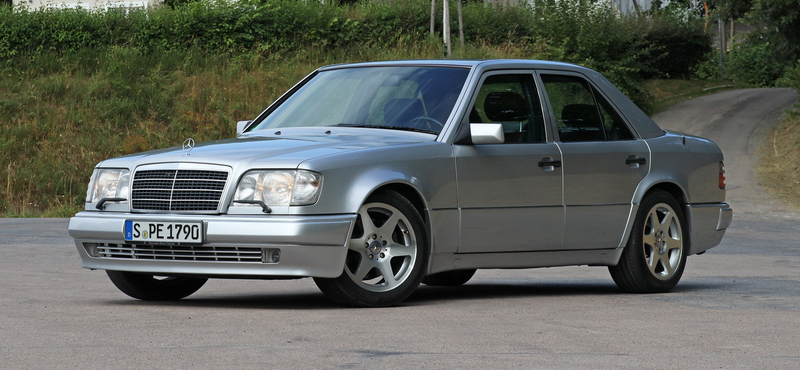 Öltöny és bokszkesztyű: meghajtottuk az első négyajtós Porschét, a legendás Mercedes E 500-at
