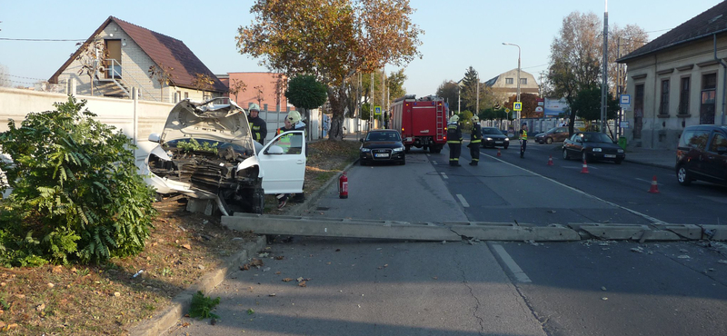 Kidöntött egy oszlopot egy autó a Gyömrői úton – fotók