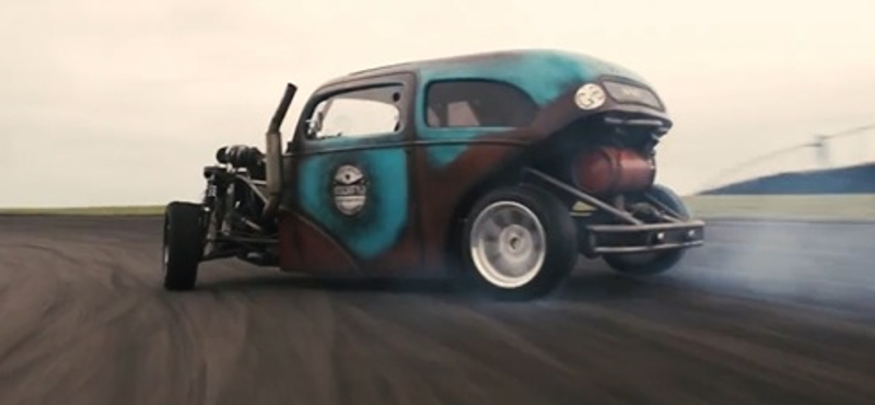 Simán mehetne a Mad Maxbe ez az 1953-as hot rod driftautó – videó