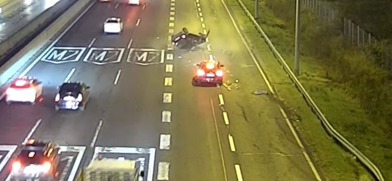 Hatalmas borulást vett fel egy forgalomfigyelő kamera az M1-M7 közös szakaszán