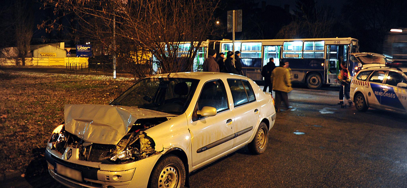 Fotó: autóknak hajtott egy BKV buszvezető