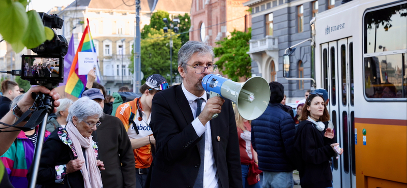 Ismét tüntetett a Ferenciek terén Hadházy Ákos, majd a tömeggel a Külügyminisztériumhoz vonult, és volt, akivel még a Honvédelmi Minisztériumhoz is átgyalogolt