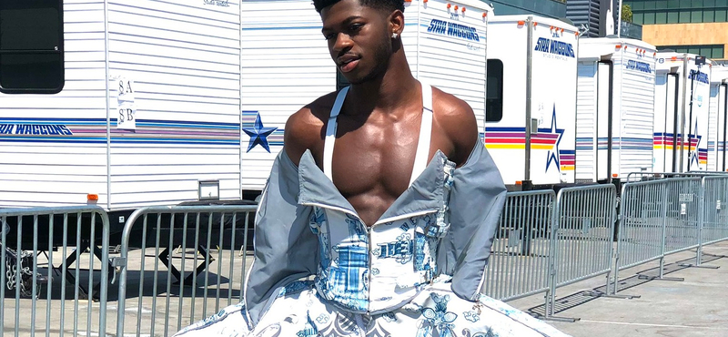 Vajon hová sorolná a homofóbtörvény Lil Nas X outfitjét?