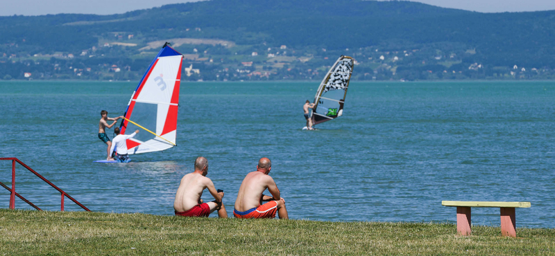 Elfogyott a hatóság türelme: elbontják a szabálytalanul lezárt bejáróstégek kapuit a Balatonon