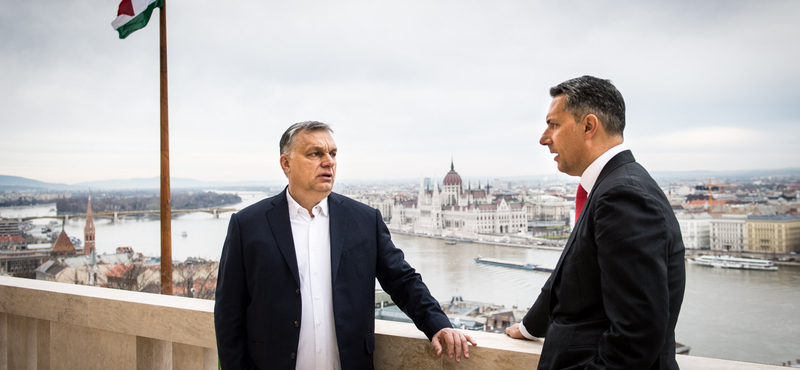 Lázár János beugrott Orbánhoz, és ha már ment, ajándékot is vitt – fotók