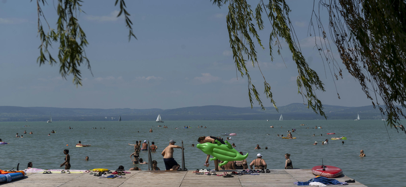 Lebeszéltek a családi belépőről egy szivárványcsaládot egy balatoni strandon, a polgármester szerint nem történt diszkrimináció