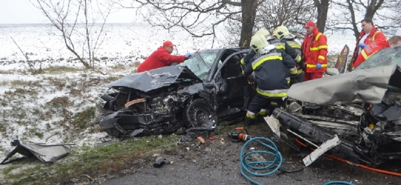 Fotók: Elaludt a sofőr a 13-as főúton, csoda, hogy túlélték a balesetet