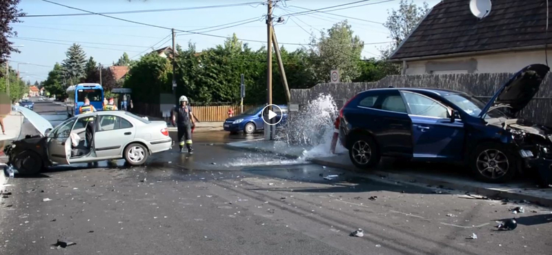 Szökőkút lett a tűzcsapból két autó csattanása után a XVI. kerületben – videó