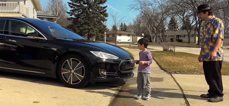 Vajon megáll a Tesla önvezető módban, ha egy gyerek lép elé? – videó