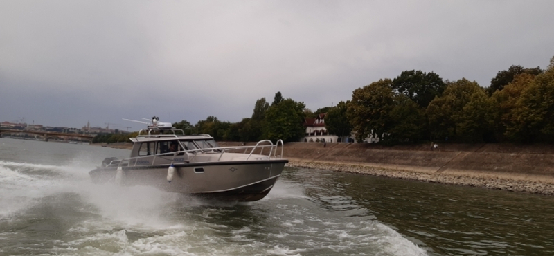 Éjszaka felborult egy motorcsónak a Margit-szigetnél, három embert kellett kimenteni a Dunából