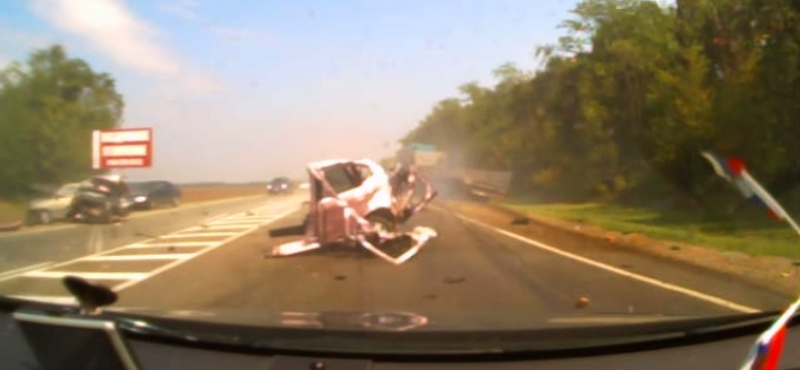 Úgy szakadt szét az autó, mint egy konzervdoboz – videó