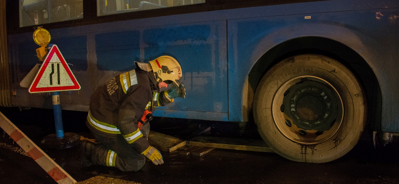 Videó: beszakadt az aszfalt egy utasokkal teli busz alatt a fővárosban