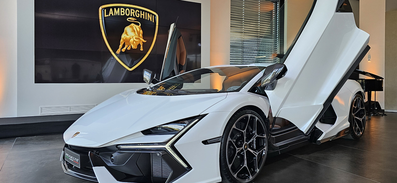 Már Budapesten is kapni Lamborghiniket, magával a cégvezérrel találkoztunk a szalonnyitón