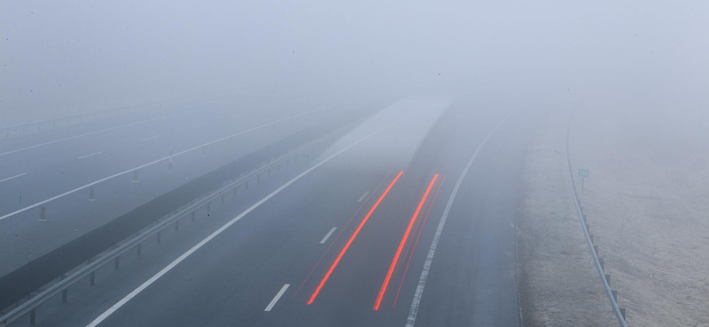 Alig látni a sűrű ködben az M7-en - fotók