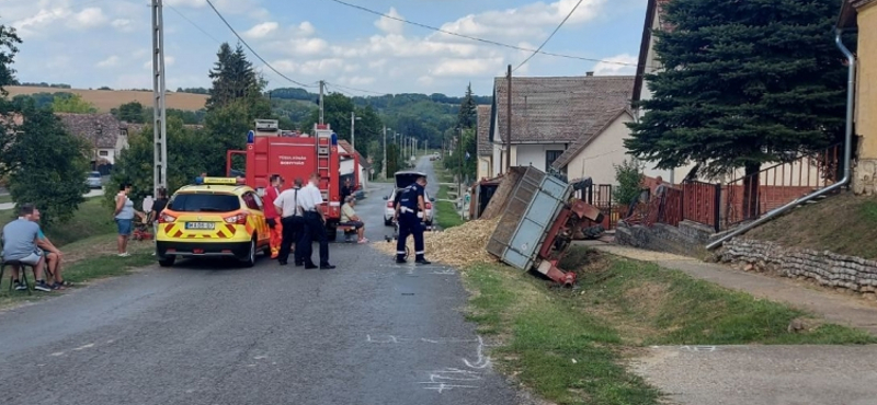 Ráborult a traktor a sofőrre Nagyvejkén