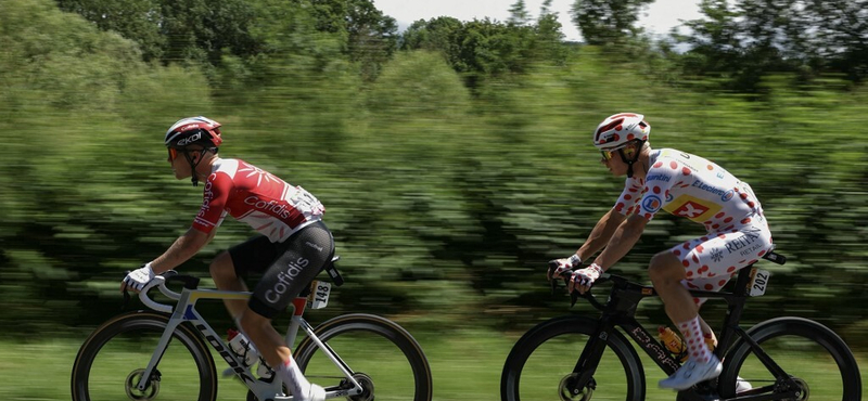 Kaotikus befutó a Tour de France-on: 65 km/h-val ugratták át az egyik földre eső versenyzőt