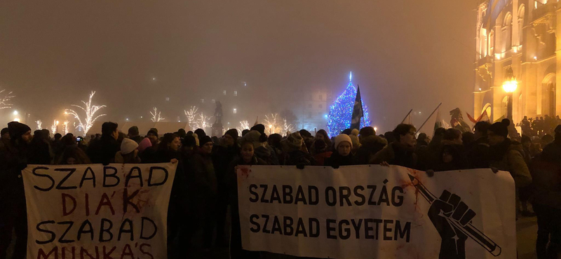 A Margit hídról a Lánchídra mennek át a tüntetők