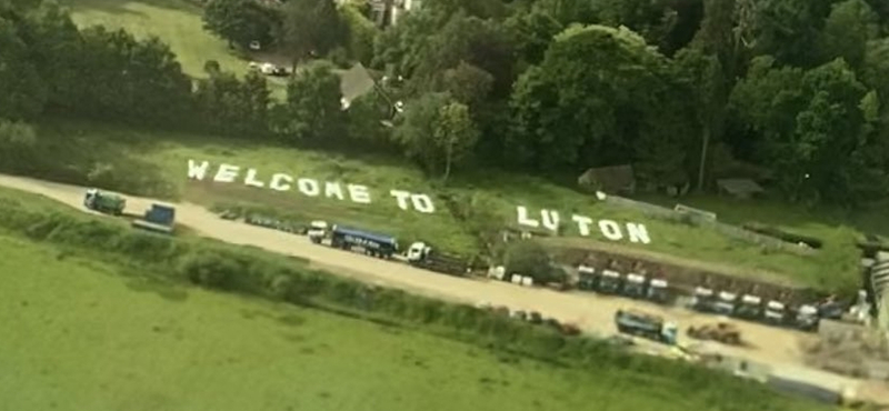 Egy „Üdvözöljük Lutonban” felirat hozta a frászt a Gatwick reptérre érkezőkre Londonban