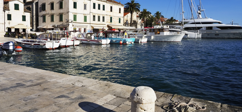 Tizenhét tonna olaj ömlött az Adriába Hvar városánál – videó