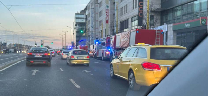 Nagy erőkkel vonultak ki a tűzoltók és a rendőrök a MOM Parkhoz, kiürítették az épületet