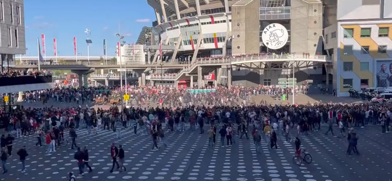 Szurkolói balhé miatt szakadt félbe az Ajax mérkőzése, lovas rendőröket is be kellett vetni – videó