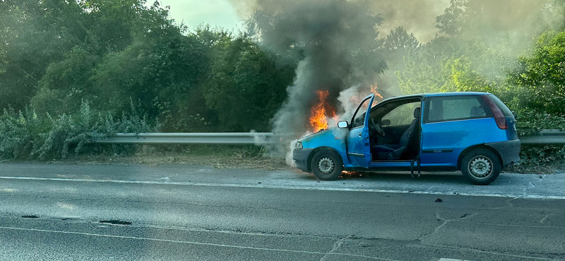 Egy Fiat Punto égett az M1-M7 bevezető szakaszánál