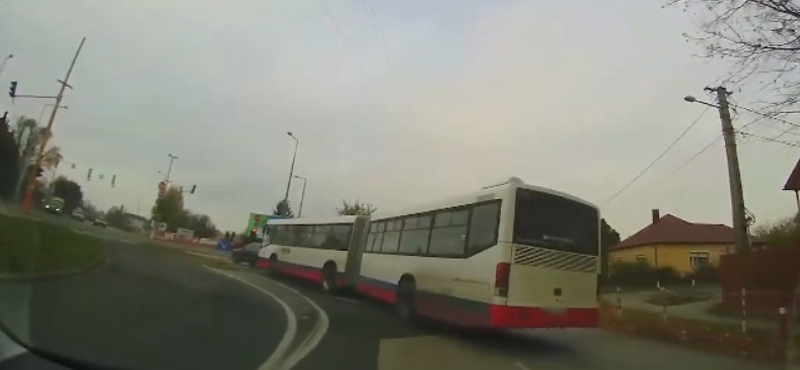 Videó: Elég kemény manővert vitt végig a sofőr egy székesfehérvári busszal