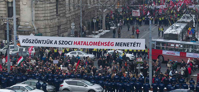 Magyar Hyde park? Senki nem illetékes: bárki, bármit kiaggathat a parlament elé