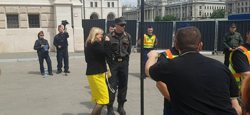 Kifütyülték a tüntetők a Parlamentből távozó Schmidt Máriát – videó