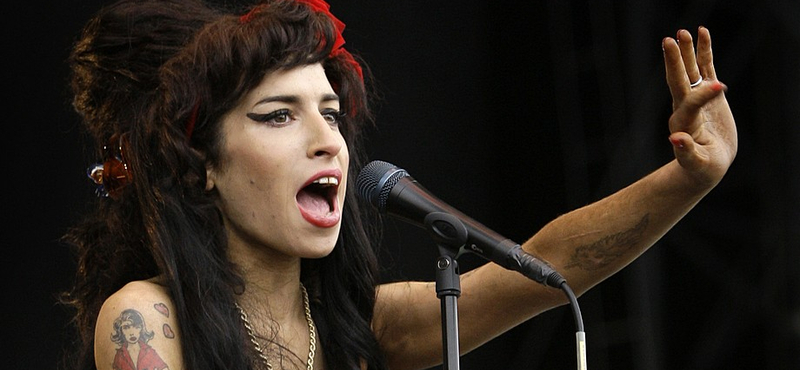 Videó: Amy Winehouse-t kifütyülték Szerbiában