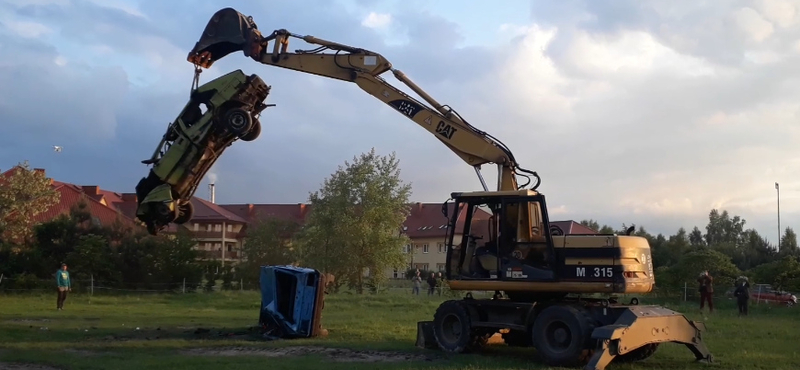 A nap videója: Ilyen könnyedséggel játszadozik egy markológép személyautókkal