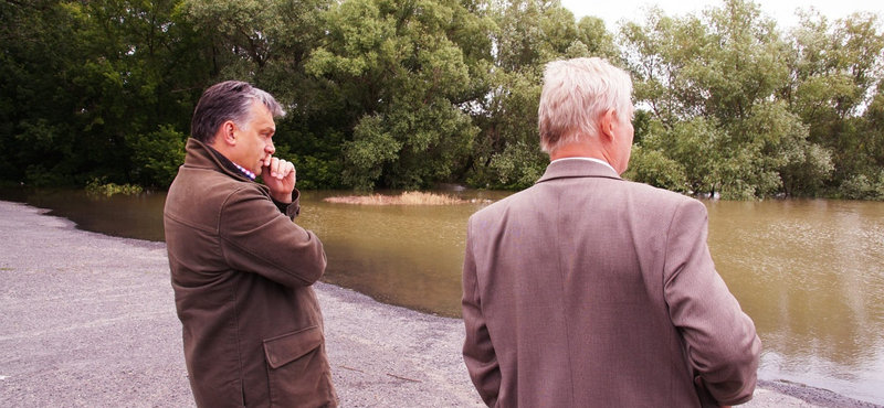 Fotó: Orbán Viktor szemmel veri a Dunát