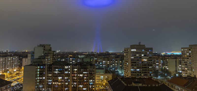 Ufónak látszó kék fény látszott a budapesti ég felett, elmagyarázzuk, mi történt - fotók