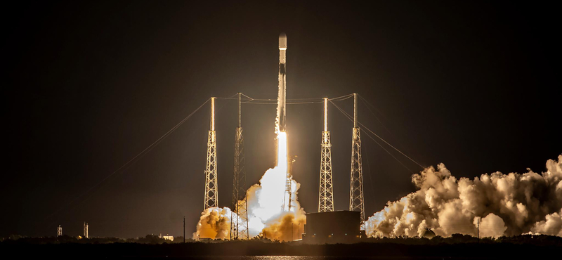 Elképesztő fotókon, ahogyan útnak indul a SpaceX rakétája, a fedélzetén Starlink-műholdakkal