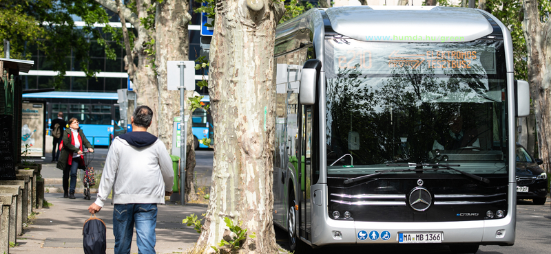 Ingyenesen lehet utazni a BKV szupermenő elektromos buszával – fotók