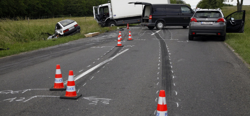 Fotók: Szörnyethalt a 31 éves férfi Sárvárnál, ennyi maradt az autójából