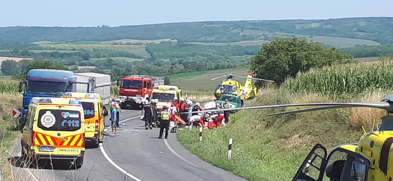 Egy ember meghalt, amikor kamionnal ütközött a 61-es főúton - fotók