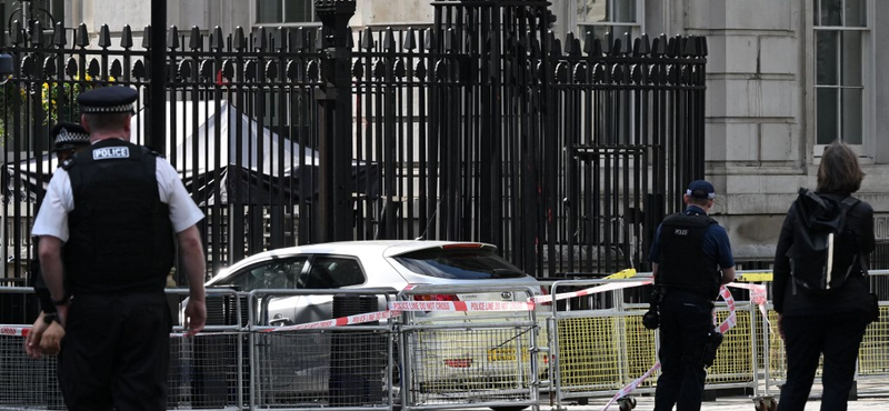 Belehajtott egy autó a Downing Street kapujába