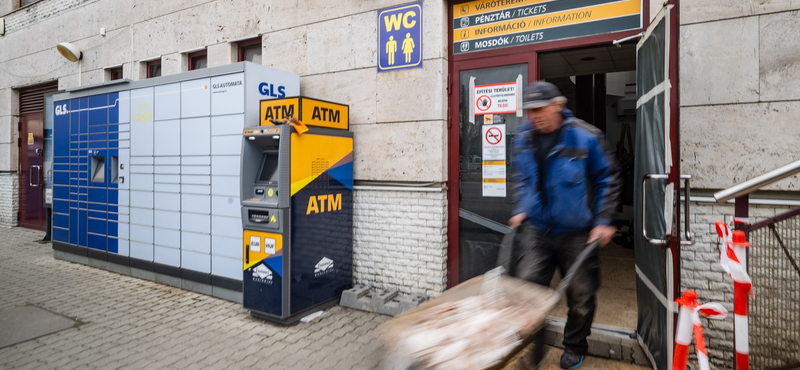 Kelenföldi fizetős vécével indul Lázár János nagy vécéfelújítása