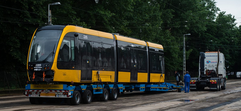 Bajok vannak a felújított 3-as villamos pályájával