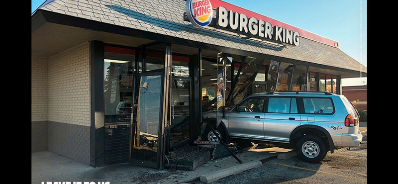 Olyan autósokkal reklámoz a Burger King, akik belehajtottak egy-egy éttermükbe