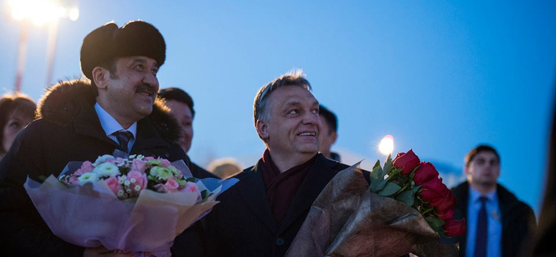 Videó: Orbán Viktor tapsolt, aláírt, balettet nézett másik otthonában