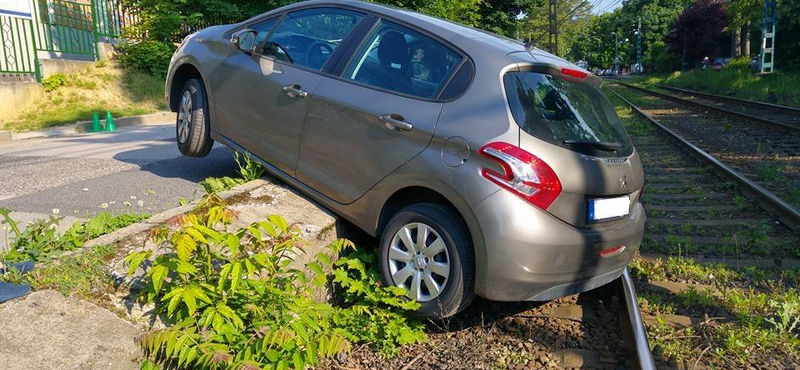 Fotó: Bizarr baleset történt a 61-es villamos útvonalán