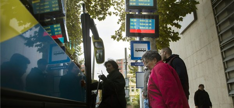 Egy kijelzőn látható, mikor jön a busz, a vonat és a hajó - fotók