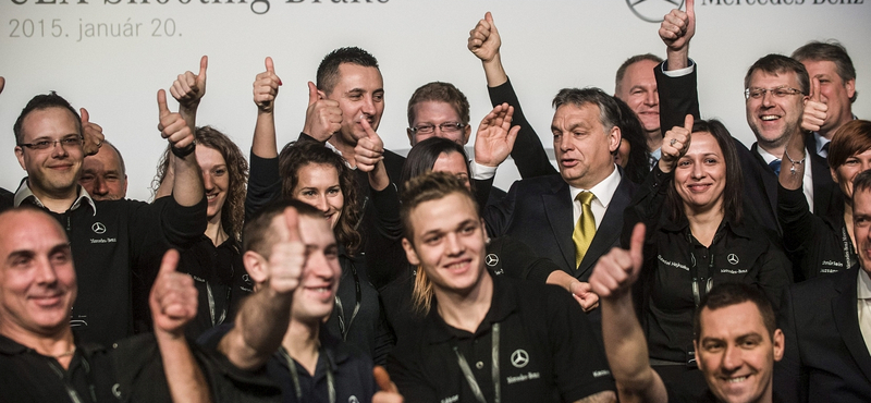 Orbán Viktor vadiúj Mercit vezet – videó