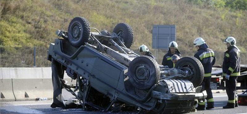 Képek az M0-son felborult katonai dzsipről