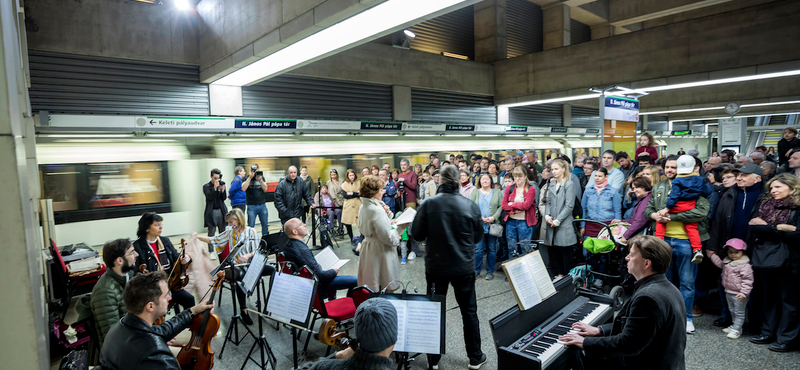 Levonult a metróba az Operaház zenekara, és adott egy koncertet