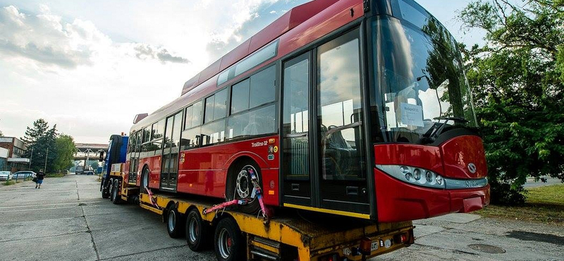 Megérkezett az első új troli Budapestre – fotó